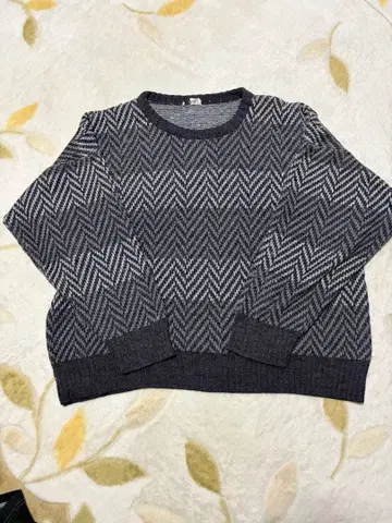 헤링본 디자인 크루넥 니트