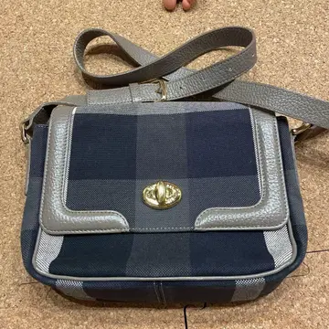 BLUE LABEL 체크 무늬 숄더백