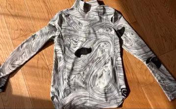 마메쿠로구치 MM25FW-JS076 그레이 마블 무늬 긴팔 상의