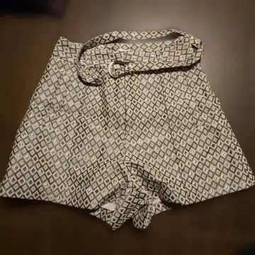 릴리 브라운 벨트 포함 숏팬츠