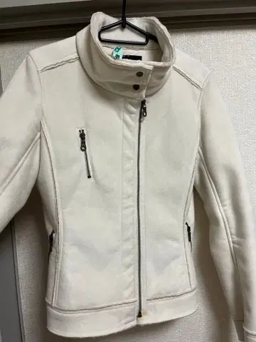 가격 인하 중! 화이트 스탠드 카라 자켓 코무사 페이크 무스탕 라이더