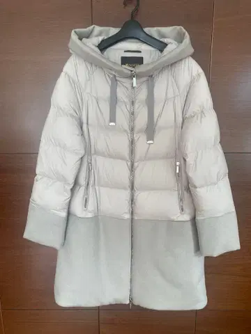 후드 부착 라이트 그레이 다운 자켓