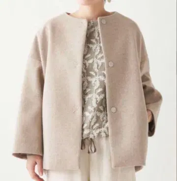 뒷 볼륨 울 코트