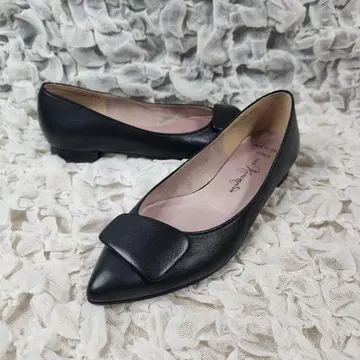 긴자 카네마츠 버클 장식 스틸레토 플랫 펌프스