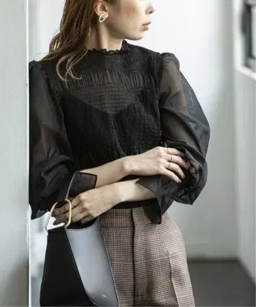[ 미사용 ] Noble 셔링 오간자 블라우스