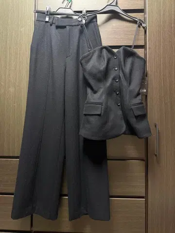 블랙 셋업 팬츠와 상의