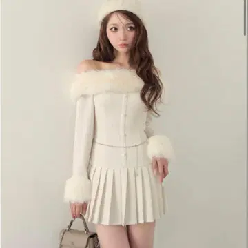 mmeeme Off shoulder fur pleated onepiece