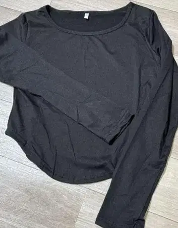 블랙 긴팔 스퀘어넥 상의