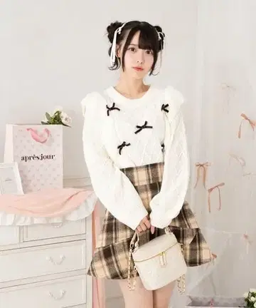 어깨 프릴 리본 펄 니트 화이트