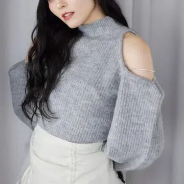 NICE CLAUP 아자토 어깨 트임 페미닌 니트 그레이