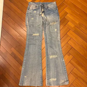 부츠컷 데님 데미지 가공 라이트 블루