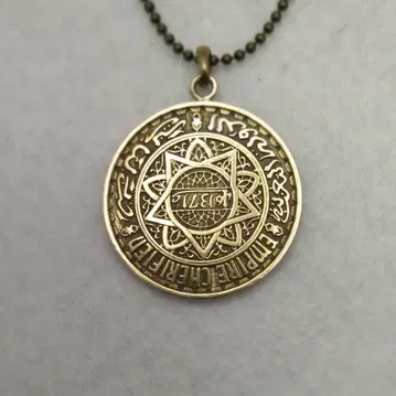 모로코의 팔각형 코인 목걸이