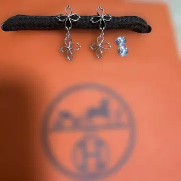 K14WG 화이트 골드 플라워 흔들리는 귀걸이 네잎클로버 심플 엘레강트