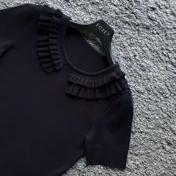 FOXEY 38 다크 네이비 프릴 옷깃 니트