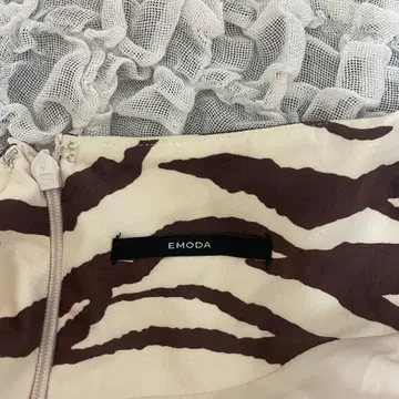 [ EMODA 에모다 ] 허리 커브 롱 스커트 제브라 패턴