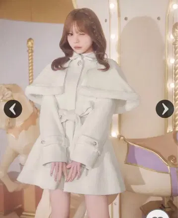 화이트 케이프 스타일 롱 코트