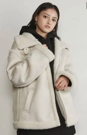 MURUA 페이크 무스탕 코트 아이보리