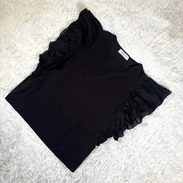 어반 리서치 [ F ] 프릴 소매 상의 시어 이소재 블랙 반팔