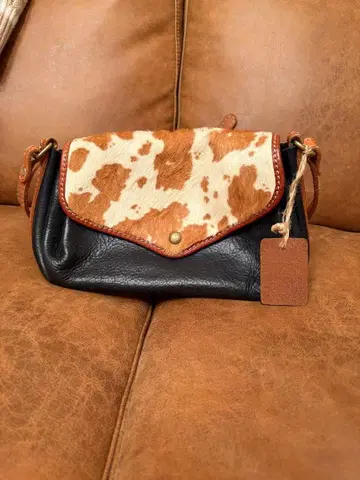 C* 소 패턴 플랩 천연 가죽 숄더백