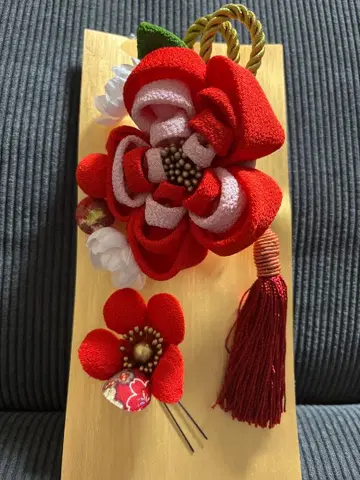 빨간색 꽃 장식과 태슬이 달린 머리 장식