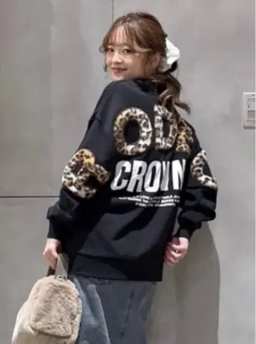 로데오 애니멀 인조 모피 아플리케 맨투맨 상의