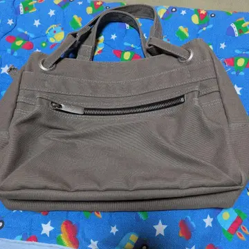 지퍼 포켓이 달린 그레이 캔버스 백