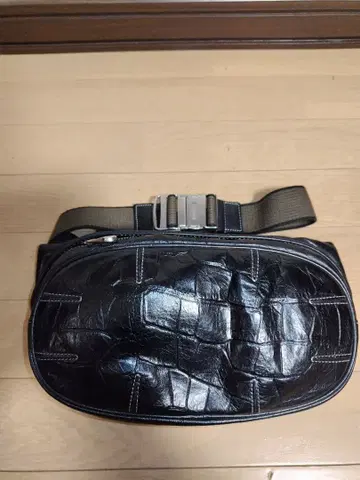 aniary 아니아리 악어 무늬 가죽 바디 숄더백