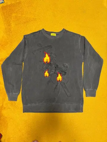 STUDIO33 픽셀 아트 불꽃 자수 맨투맨