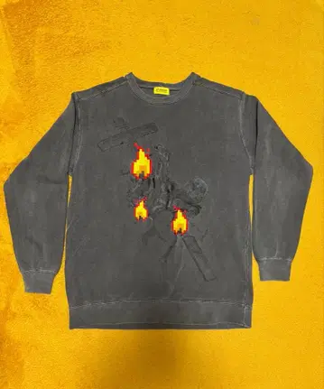 STUDIO33 픽셀 아트 불꽃 자수 맨투맨