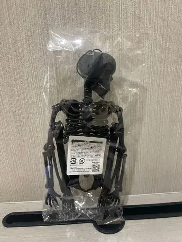 각진 해골 피규어 블랙