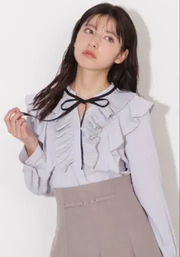 질 바이 질 스튜어트 플리츠 프릴 리본 타이 블라우스