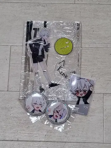 Kznk 캔뱃지 2개 세트와 아크릴 스탠드