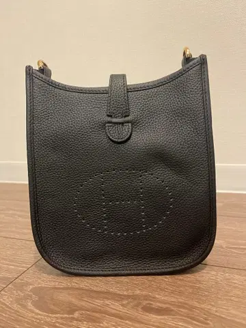 블랙 가죽 숄더백 엠보싱 로고