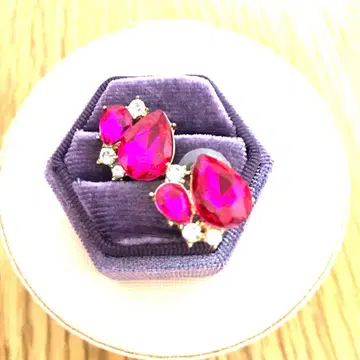 핑크 스톤의 페어 쉐이프 귀걸이