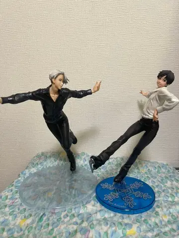 빅토르 니키포로프와 카츠키 유리 피규어 세트