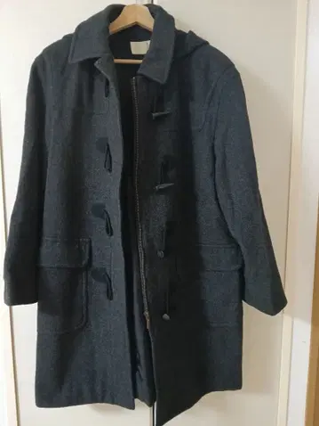 콜디아의 다크 그레이 더플 코트 후드 부착