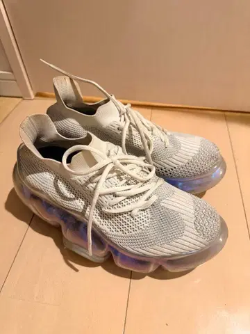 Grounds 화이트 메쉬 스니커즈