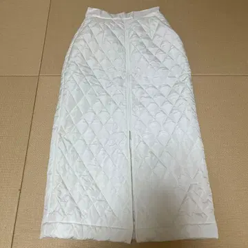 화이트 퀼팅 롱 타이트 스커트