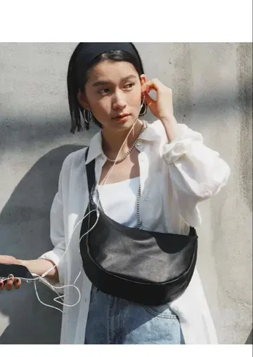 russet 소프트 가죽 라운드 숄더백 블랙