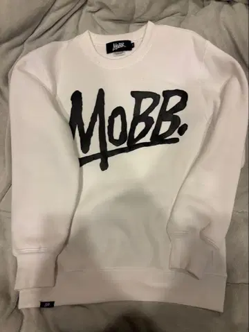 MOBB 화이트 로고 프린트 맨투맨 S