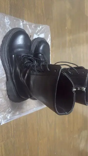 블랙 레이스업 부츠 지퍼 포함