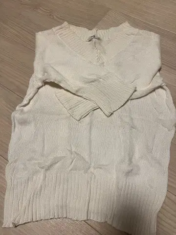아이보리 V넥 니트 스웨터 23구