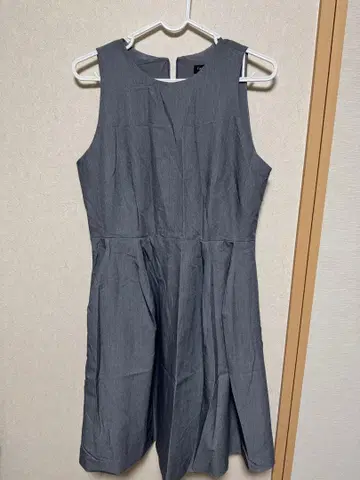 그레이 슬리브리스 무릎 기장 원피스