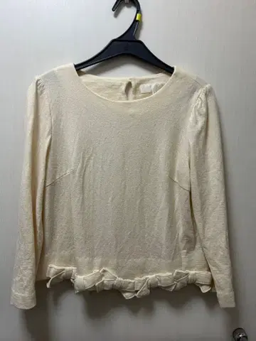 UNIVERVAL MUSE 크림색 긴팔 상의