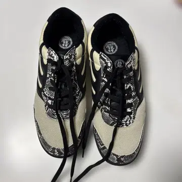 스네이크 패턴 베이지 블랙 스니커즈