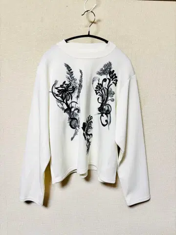 HARE 꽃무늬 자수 화이트 긴팔 티셔츠