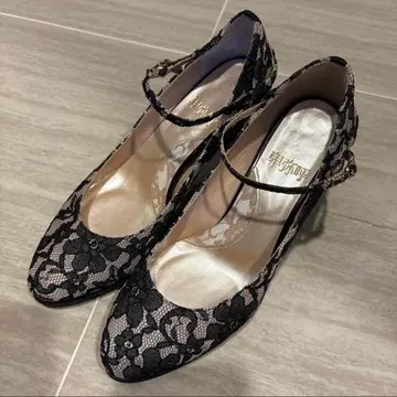 블랙 레이스 스트랩 펌프스