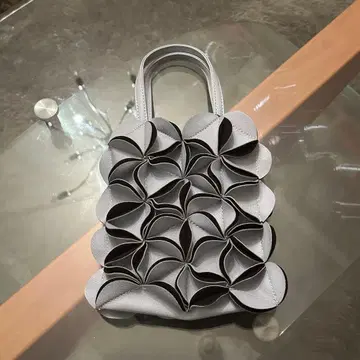 un/neu 플라워 모티브 컴팩트 숄더백