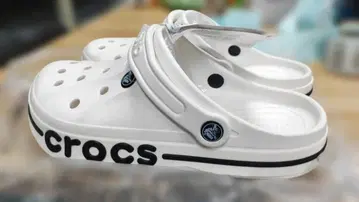 crocs 화이트 클로그 샌들