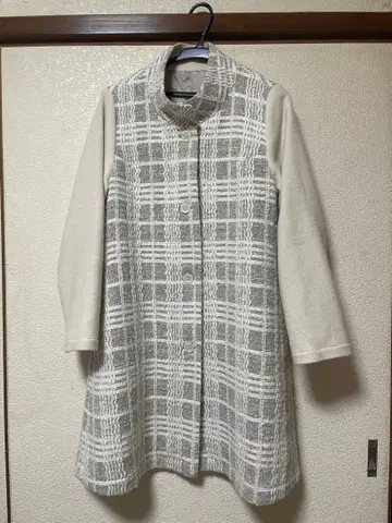 그레이와 화이트 체크 무늬 롱 코트